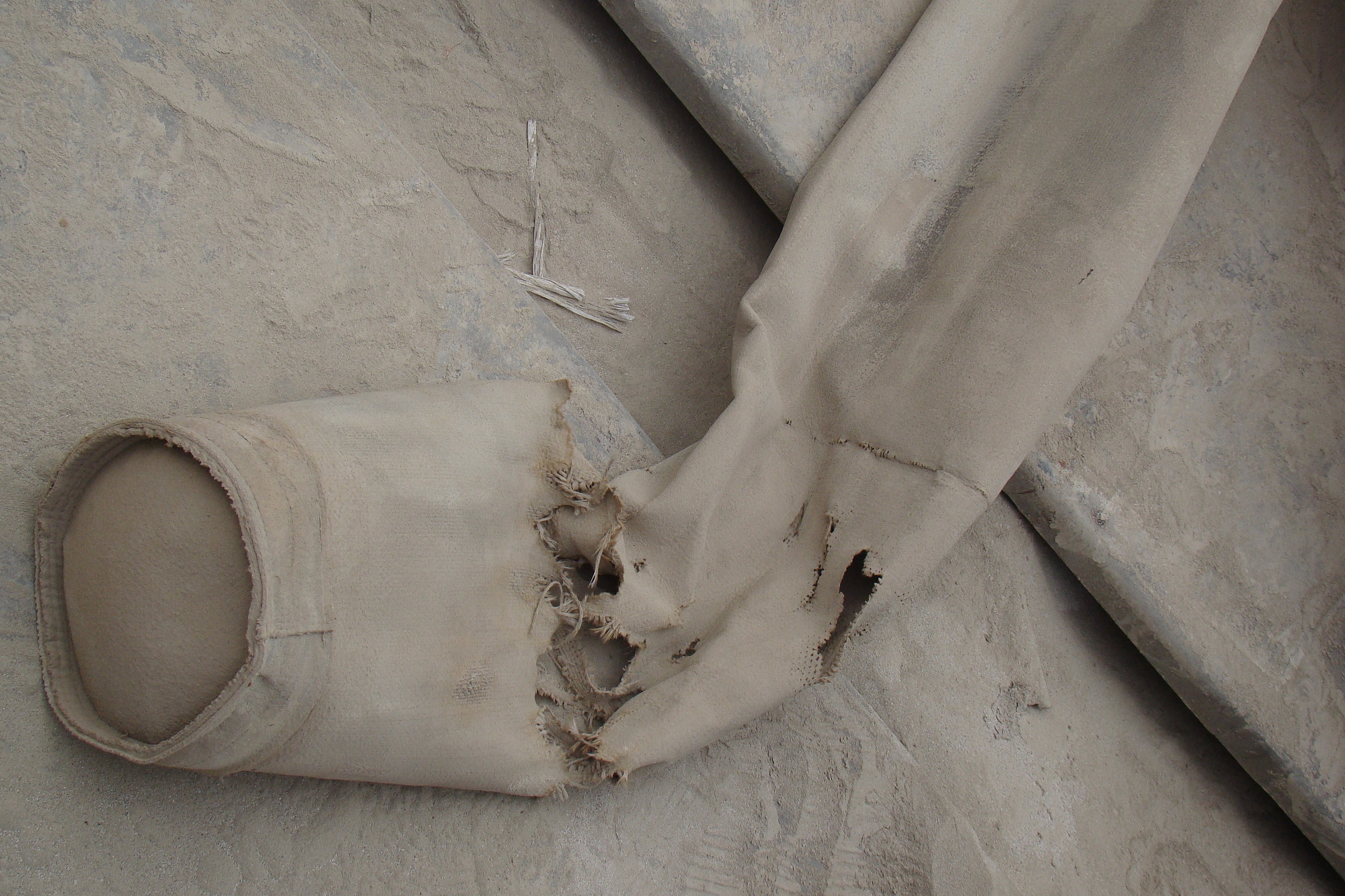 布袋式除塵器實(shí)際應(yīng)用中濾袋的破損形式及原因解密 布袋式除塵器實(shí)際應(yīng)用中濾袋的破損形式及原因解密